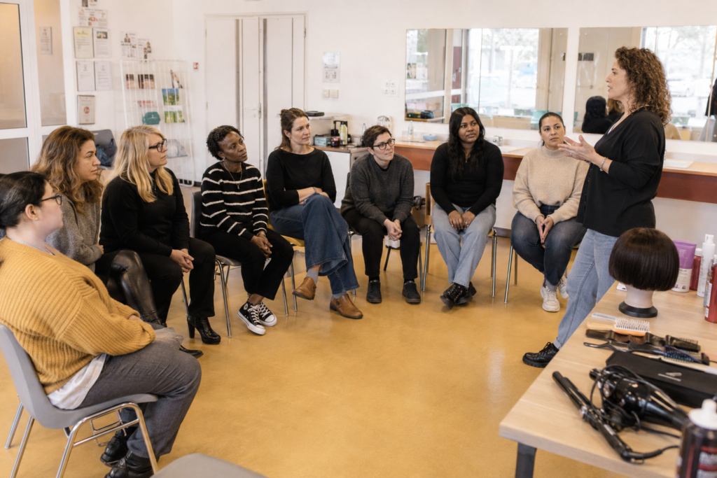 Socio-coiffeuse animant un atelier collectif de groupe.