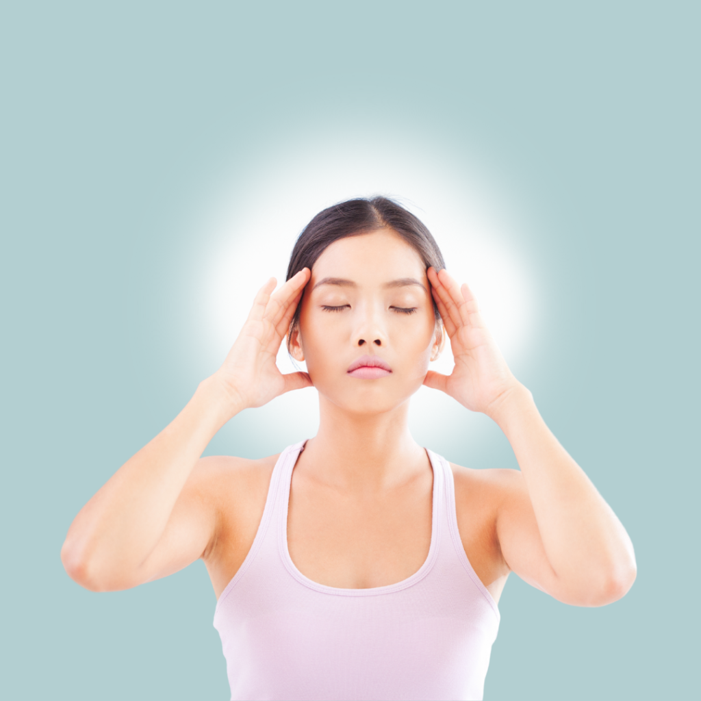Femme qui se touche le crâne - ambiance calme et douce